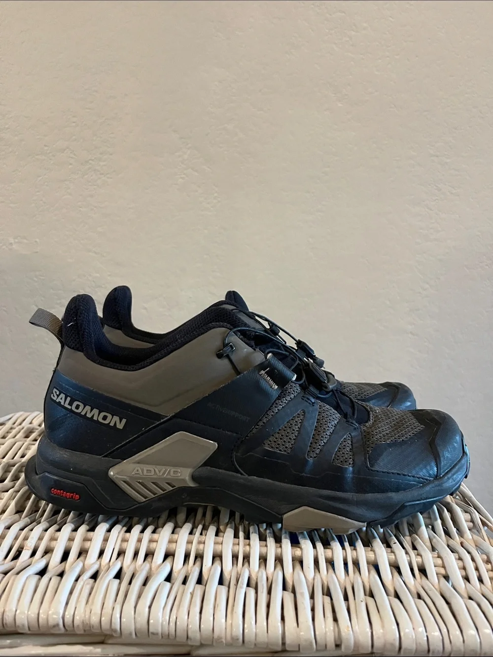 Salomon Men's Black and Gray Trail Running Shoes with Quick-Pull Lacing
